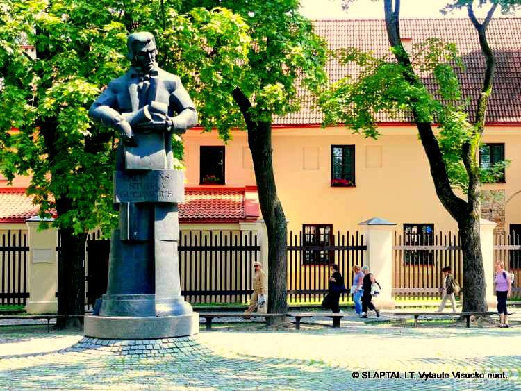 Architekto Lauryno Stuokos-Gucevičiaus paminklas Vilniuje 